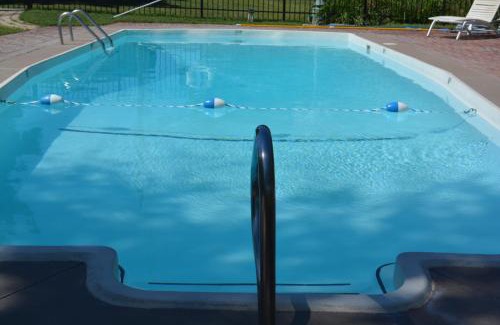Pratt Hotel | Pet-Friendly Evergreen Motel with Pool and Ocean Views