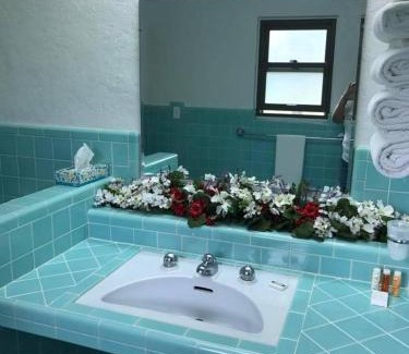 Pratt Hotel | Pet-Friendly Evergreen Motel with Pool and Ocean Views