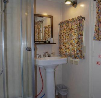 Pratt Hotel | Pet-Friendly Evergreen Motel with Pool and Ocean Views