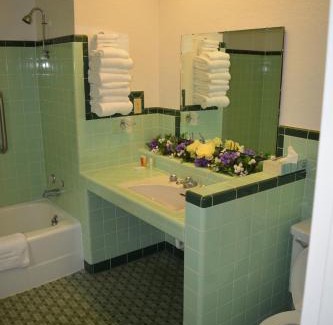 Pratt Hotel | Pet-Friendly Evergreen Motel with Pool and Ocean Views
