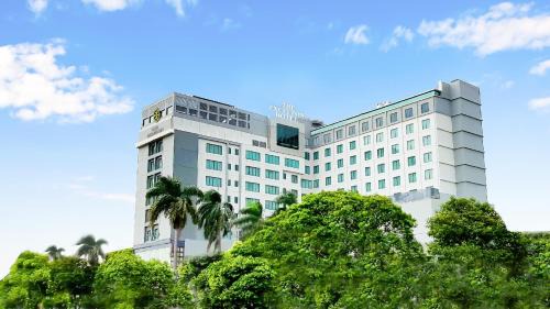 Palembang Hotel | Elegant Stay at The Excelton Hotel with Pool & Dining