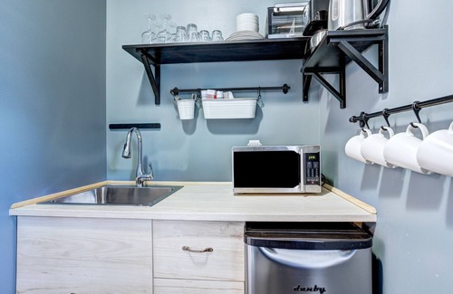Lunenburg House | The Executive Suite Sleeps 2 Free WiFi