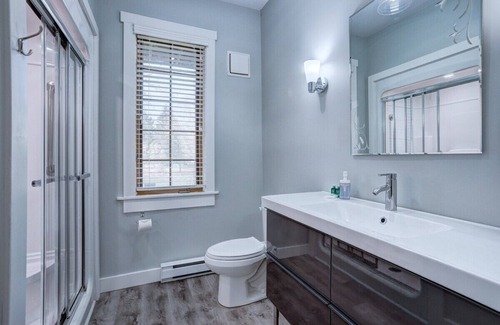 Lunenburg House | The Executive Suite Sleeps 2 Free WiFi