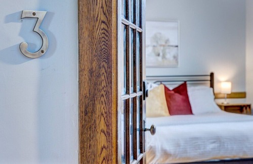 Lunenburg House | The Executive Suite Sleeps 2 Free WiFi