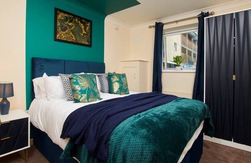 Cambridge Condo | The Exquisite Jewel of Cambridge Sleeps 18