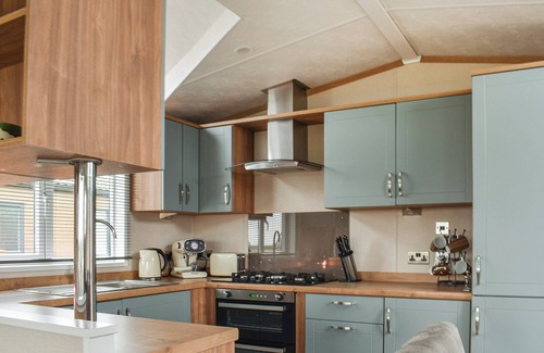 Stowmarket Cottage | Amazing Facilities with Lake View and Breakfast Included