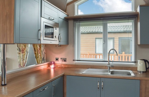 Stowmarket Cottage | Amazing Facilities with Lake View and Breakfast Included