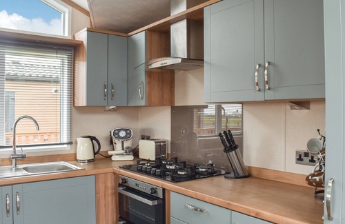Stowmarket Cottage | Amazing Facilities with Lake View and Breakfast Included