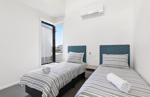 Torquay House | Family-Friendly Getaway at The Fairway Club - 4-Star Rating