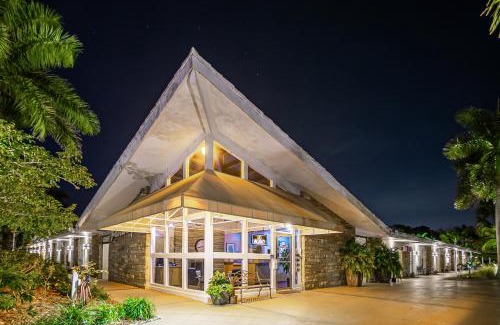 Palm River Estates Hotel | Relax at The Fairways Inn of Naples with Ocean Views