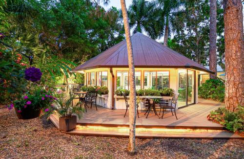 Palm River Estates Hotel | Relax at The Fairways Inn of Naples with Ocean Views