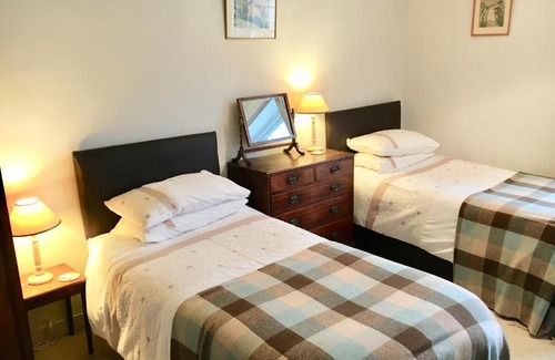 Arncliffe Hotel | Cozy Falcon Inn: Pet-Friendly Stays with Breakfast Included