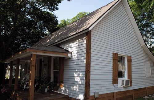 McKinney House | Charming Farm House Retreat Near Downtown McKinney