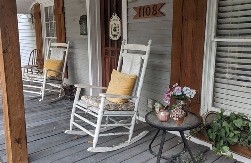 McKinney House | Charming Farm House Retreat Near Downtown McKinney