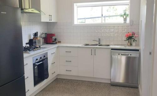 Timbumburi Apartment | Explore The Farm Shed: Family-Friendly with Pool & Breakfast
