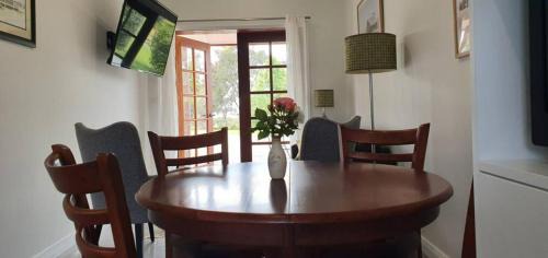 Timbumburi Apartment | Explore The Farm Shed: Family-Friendly with Pool & Breakfast