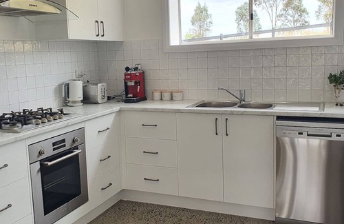 Timbumburi House | Ocean View Farm Shed Guesthouse: Rated 10/10 for Families