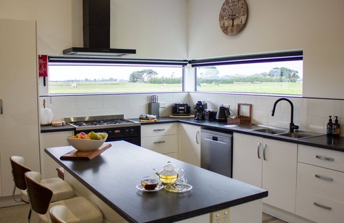 Pakenham South Bed & Breakfast | Cozy Getaway at The Farm - Pool, Breakfast & Family Friendly