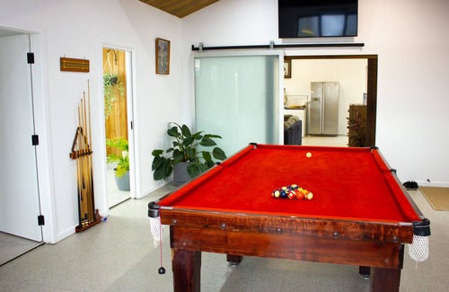 Pakenham South Bed & Breakfast | Cozy Getaway at The Farm - Pool, Breakfast & Family Friendly