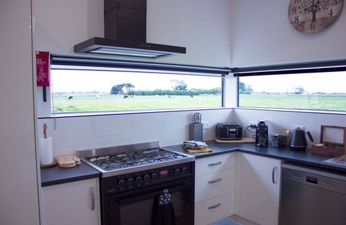 Pakenham South Bed & Breakfast | Cozy Getaway at The Farm - Pool, Breakfast & Family Friendly