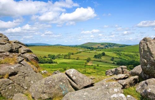 Lydford House | Charming Farmers Den: Pet & Child Friendly Retreat