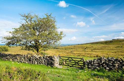 Lydford House | Charming Farmers Den: Pet & Child Friendly Retreat