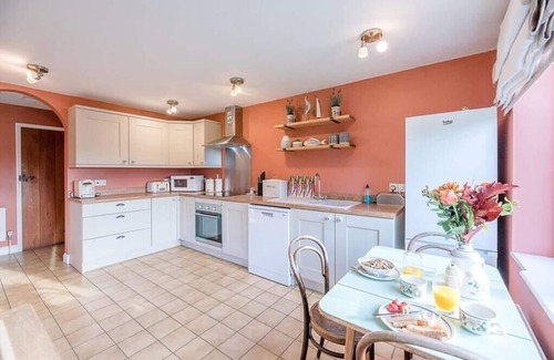 Framlingham House | Inviting Stay at The Farmhouse at Boundary Farm, Framlingham