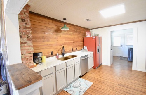 Valley Mills House | Guest Rated 10/10: The Farmhouse at Ollie Oaks Retreat