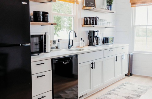 Unionville Other | Cozy Stay at The Farmhouse At Oak Creek Farm with Breakfast