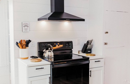 Unionville Other | Cozy Stay at The Farmhouse At Oak Creek Farm with Breakfast