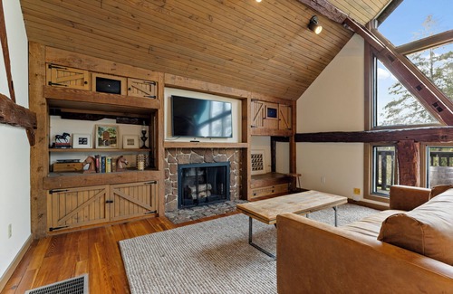 Lancaster House | The Farmhouse at Rockmill Brewery. 5-Bedroom Retreat for Your Next Getaway!