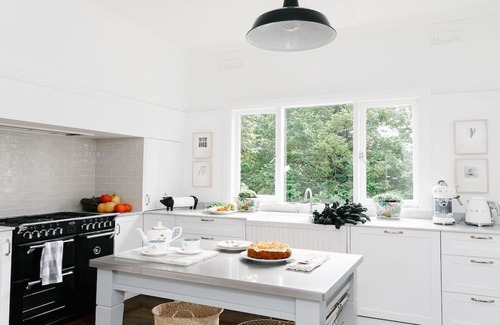 Avoca House | Cozy Retreat at The Farmhouse with Pet-Friendly Amenities