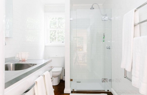 Avoca House | Cozy Retreat at The Farmhouse with Pet-Friendly Amenities