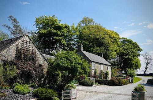 Crowdecote House | Inviting Farmhouse: 4-Star Stay with Cozy Fireplace