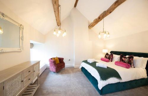 Crowdecote House | Inviting Farmhouse: 4-Star Stay with Cozy Fireplace