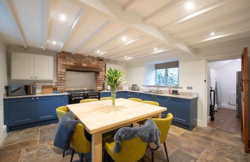 Crowdecote House | Inviting Farmhouse: 4-Star Stay with Cozy Fireplace