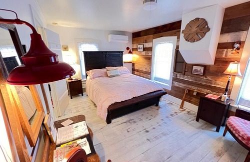 Nappanee Bed & Breakfast | Experience The FarmHouse Inn Bed and Breakfast, Rated 10/10