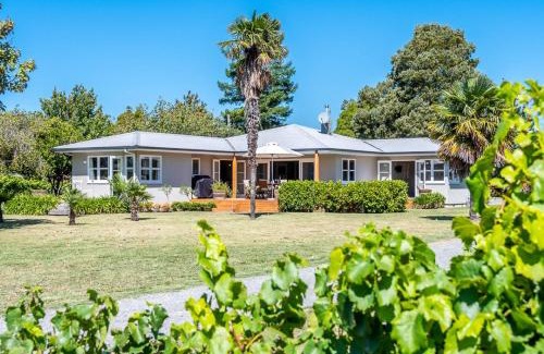 Napier House | Relaxing Getaway at The Farmhouse: 4-Star Experience Awaits