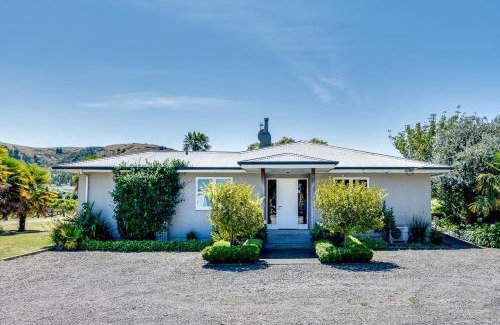 Napier House | Relaxing Getaway at The Farmhouse: 4-Star Experience Awaits