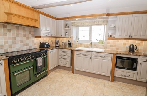 Tunstall House | Relaxing Farmhouse Retreat with Hot Tub in Biddulph