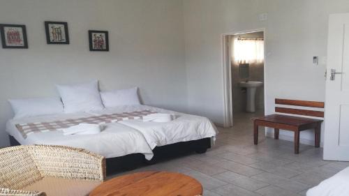Outjo House | Cozy Farmhouse Boutique Guesthouse with Pool & Beergarden