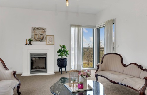Narre Warren North House | The Farmstay at Narre Warren - Well-furnished farm stay home