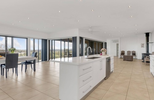 Narre Warren North House | The Farmstay at Narre Warren - Well-furnished farm stay home