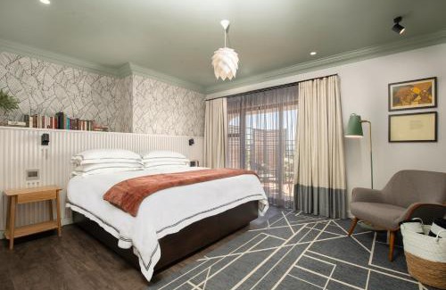 Potchefstroom Hotel | Discover The Feather Hill Boutique Hotel with Pool & Hot Tub