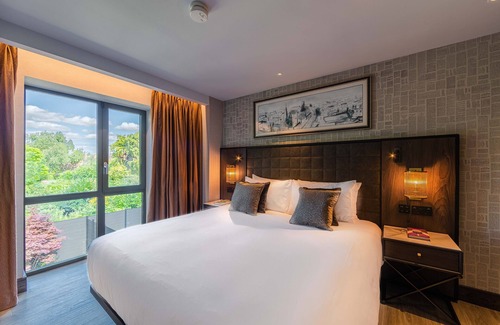 Cambridge House | Top-Rated Stay at The Fellows House Mews with Family Amenities