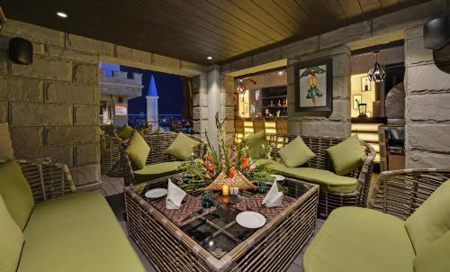 Adarsh Nagar Hotel | Discover The Fern Residency Jaipur: Poolside Relaxation & Spa