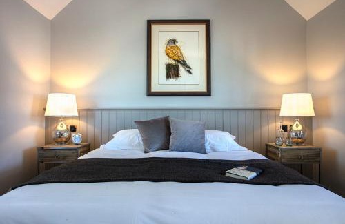 Woodham Ferrers Bed & Breakfast | Inviting Stay at The Ferry Boat Inn with Pet-Friendly Perks