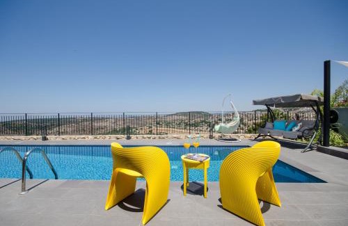 Kfar Vradim Cabin | Discover The Fifties Suites: Pool, Spa & Hot Tub Oasis