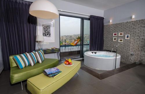 Kfar Vradim Cabin | Discover The Fifties Suites: Pool, Spa & Hot Tub Oasis