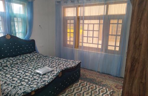 Brein House | Cozy Fig Tree Homestay: Ideal for Family Getaways